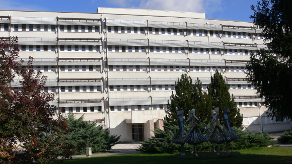 Čelný pohľad na budovu psychiatrickej nemocnice v Michalovciach.